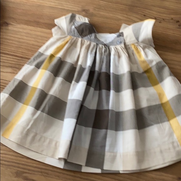 Beautiful Classic Burberry dress - Picture 2 of 4